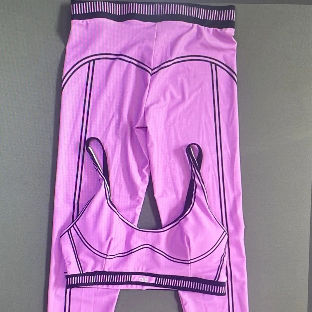 ALO Yoga Lilac/Purple Scoop-Back Sports Bra with Contrast Trim - Picture 2 of 5